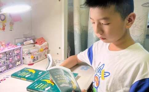 初中小四门不分版本全国通用，初中科目太多了，很多孩子不愿意背书，小绿书把重点都整理好了，精简必考内容，每天5分钟就够了，利用碎片时间高效记忆，暑假一起坚持背起来吧#暑假充电计划#好书分享#学霸秘籍