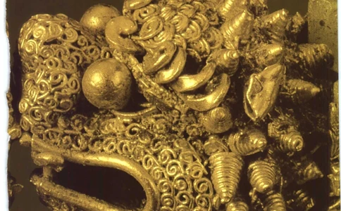 《北京文物鉴赏》明清金银首饰[中英文本]_X018-玉石珠宝鉴定教程最新合集_10、文玩首饰金银首饰专题资料（宋元明）